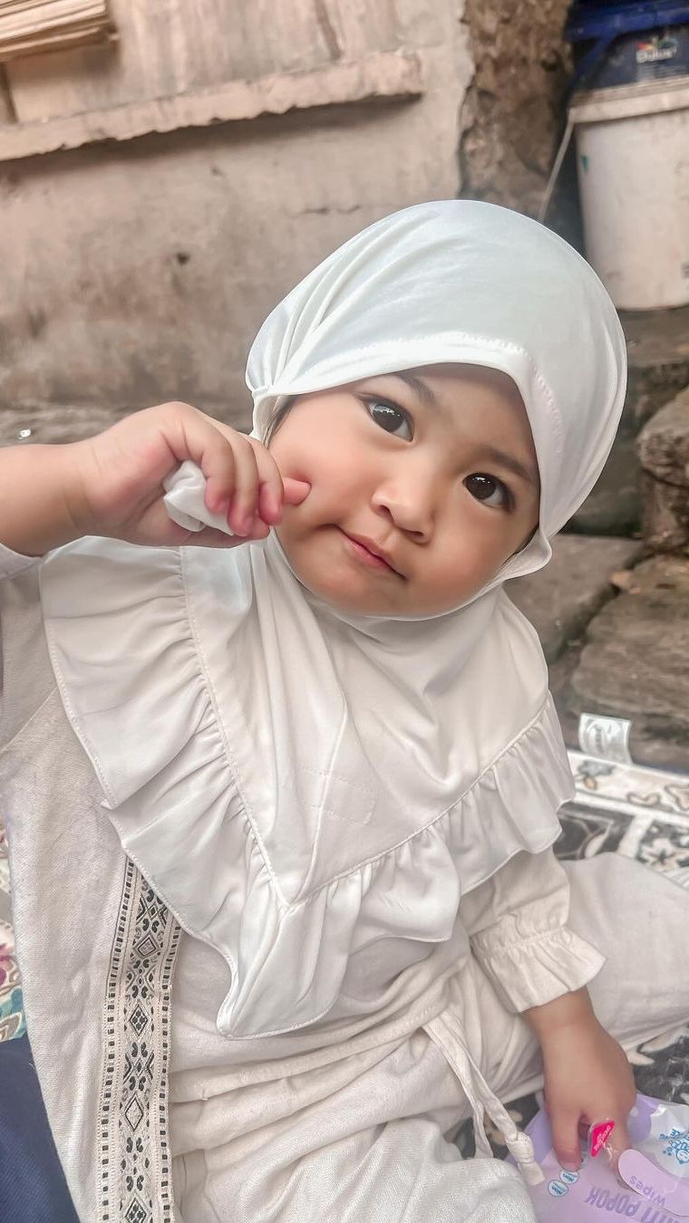 Dalam momen tersebut mantan suami Ria Ricis itu memamerkan tingkah lucu sang putri ke publik.