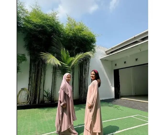 Dua bulan terpisah, Chika dan ibunda tampak kompak memakai busana senada.