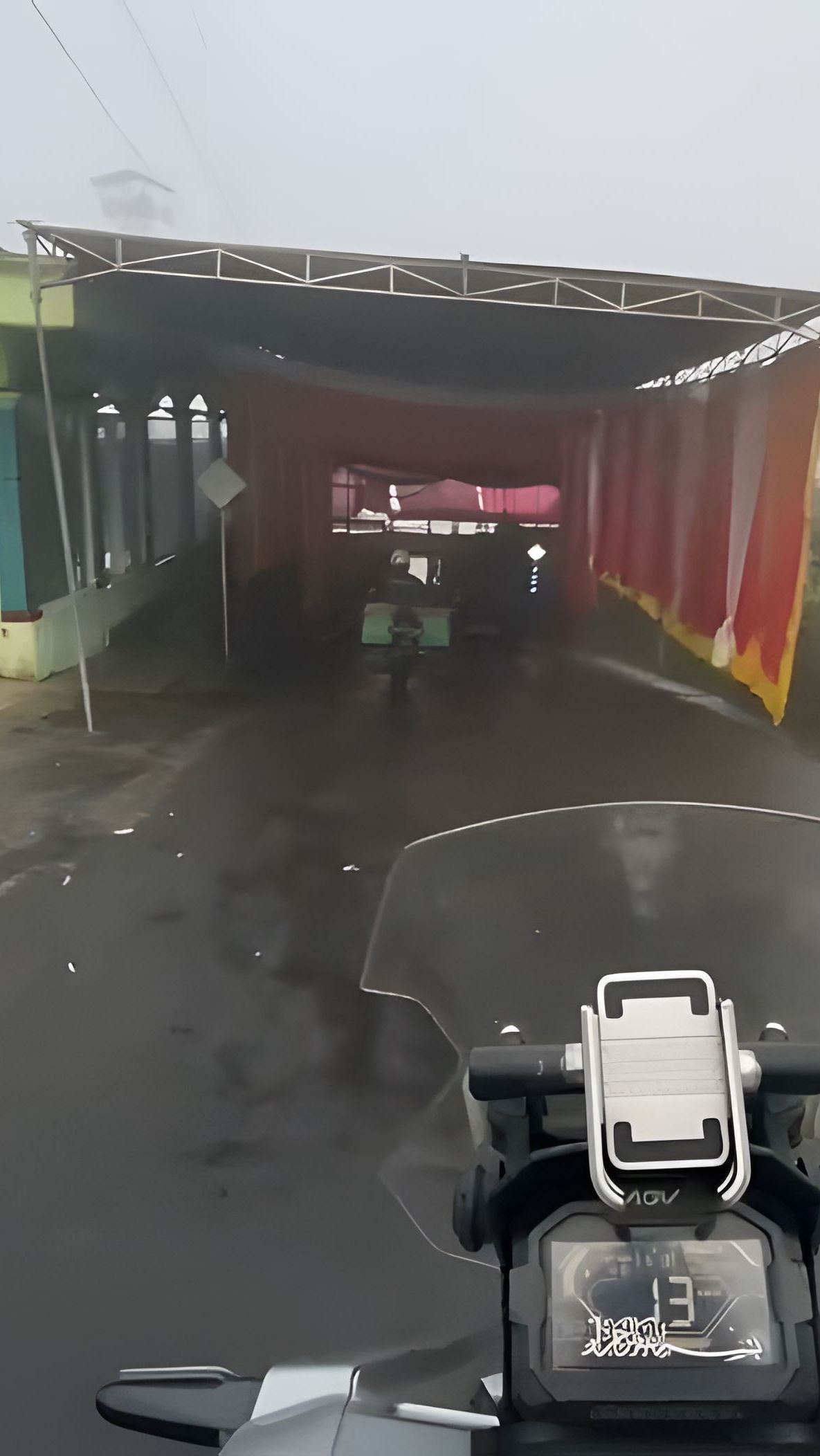 Viral Acara Hajatan Tenda Pernikahannya Anti-Julid, Makan Jalan Umum Tapi Dibuat Underpass, Pengendara Tetap Bisa Lewat dengan Lancar