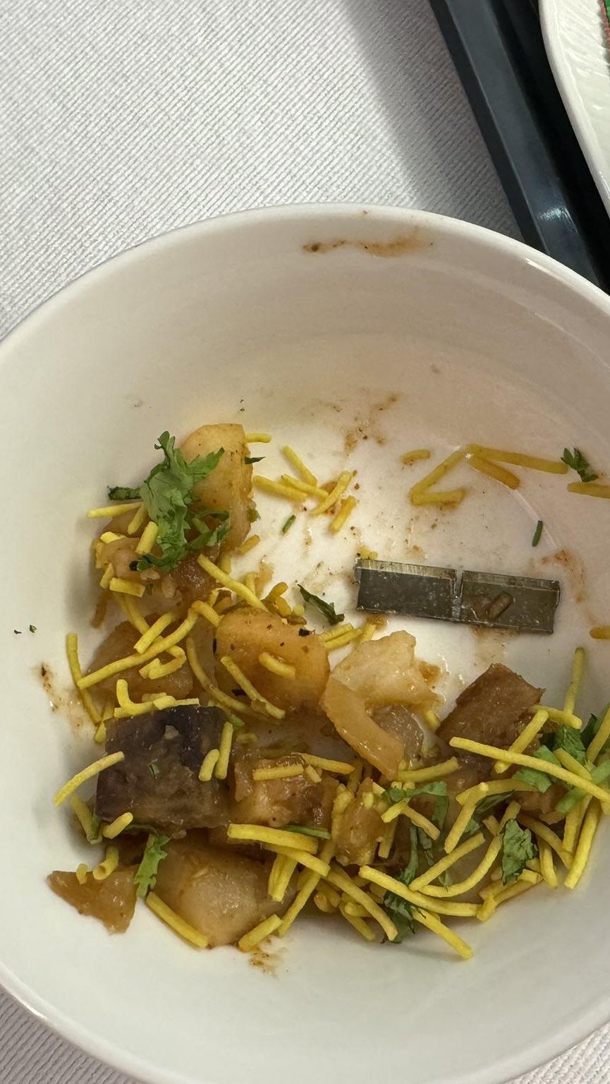 Ngeri! Tinggal Separuh, Penumpang Air India Lolos dari Maut Usai Temukan Potongan Silet dalam Makanan yang Disajikan di Pesawat
