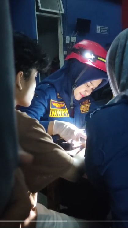 Momen Damkar Bantu Pria Lepaskan Jari Tersangkut Cincin Jam 4 Pagi, Netizen Salfok Sosok Cantik Ini