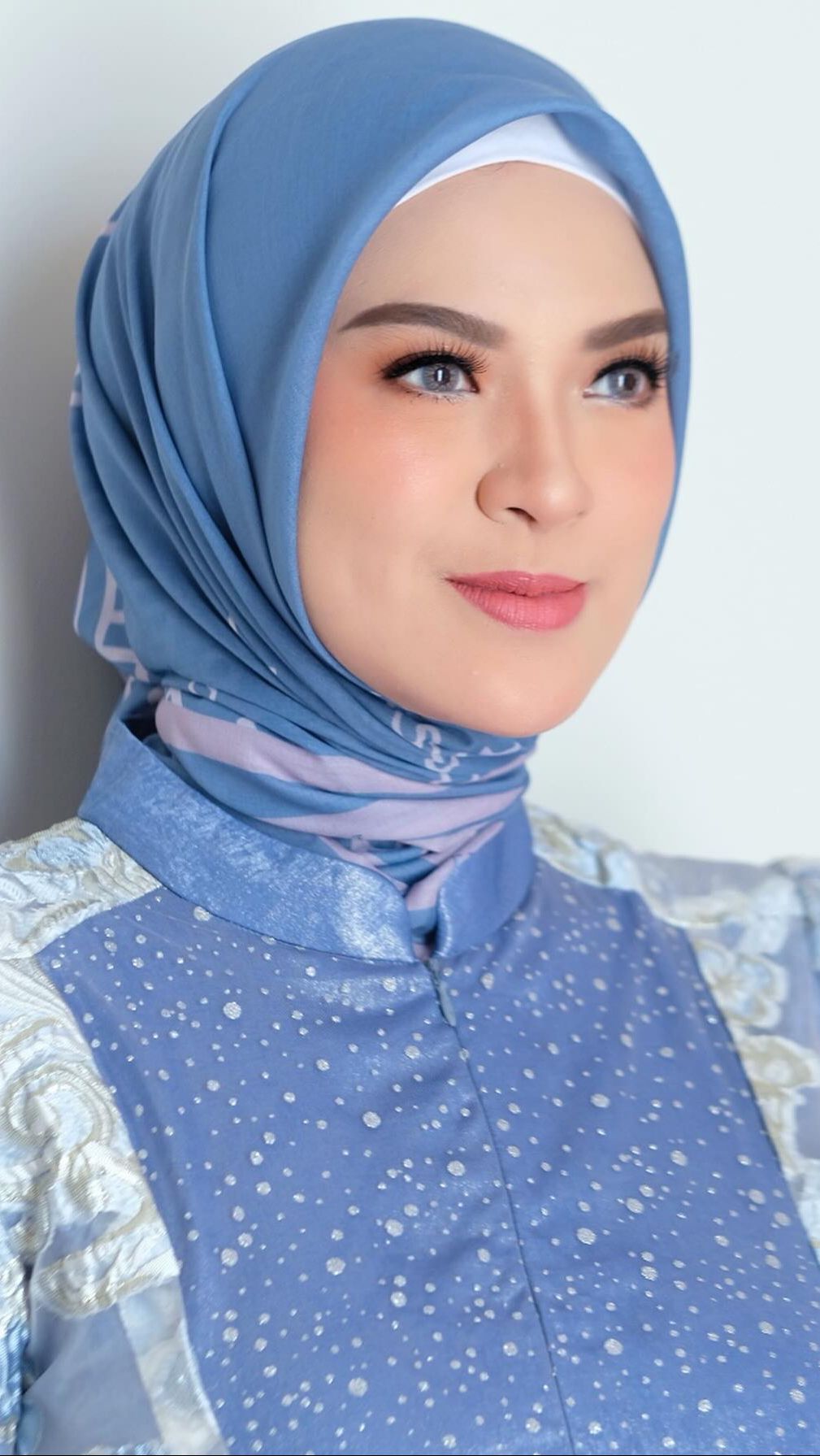 Wanita cantik kelahiran 24 September 1990 itu mengawali karier sebagai penyanyi anak-anak.