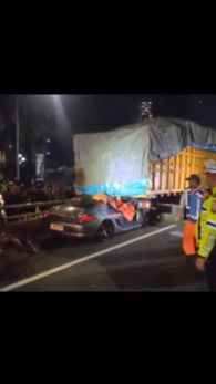 Detik-detik Mobil Porsche Seruduk Truk di Tol Dalam Kota, Pengemudi Tewas