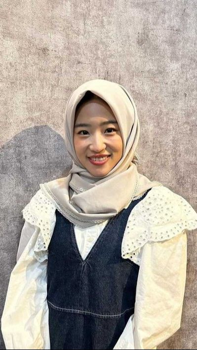 Ia juga terlihat beberapa kali tampil dalam balutan hijab di kesehariannya.