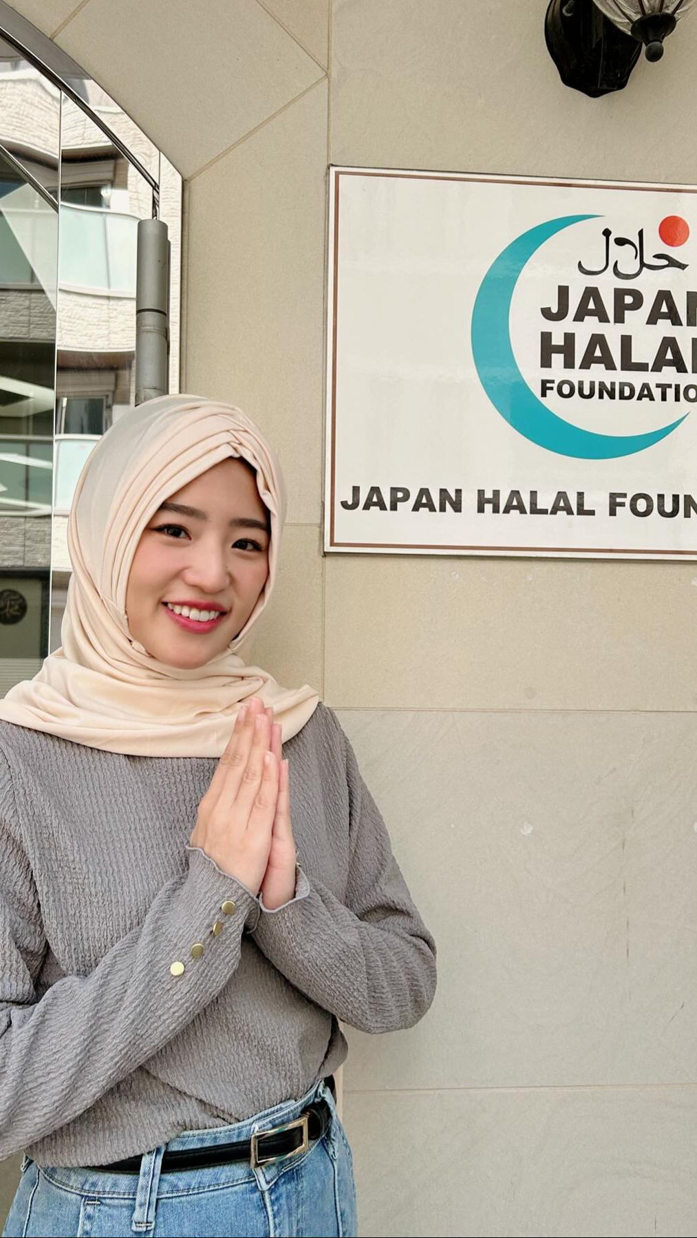 Haruka juga terlihat memakai hijab saat pulang ke Jepang.