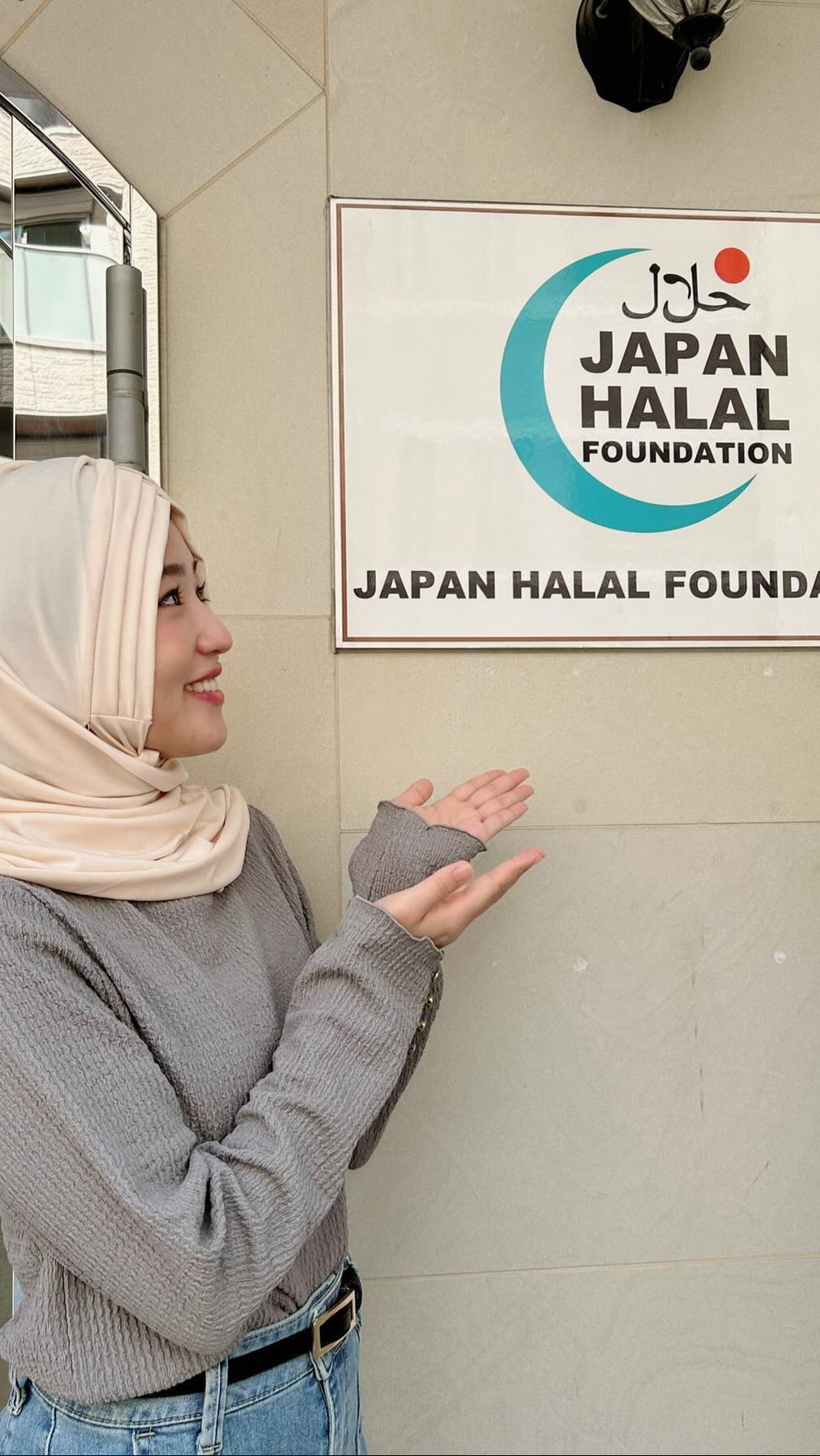 Rupanya ia tengah melakukan shooting untuk mempromosikan wisata halal di Jepang.