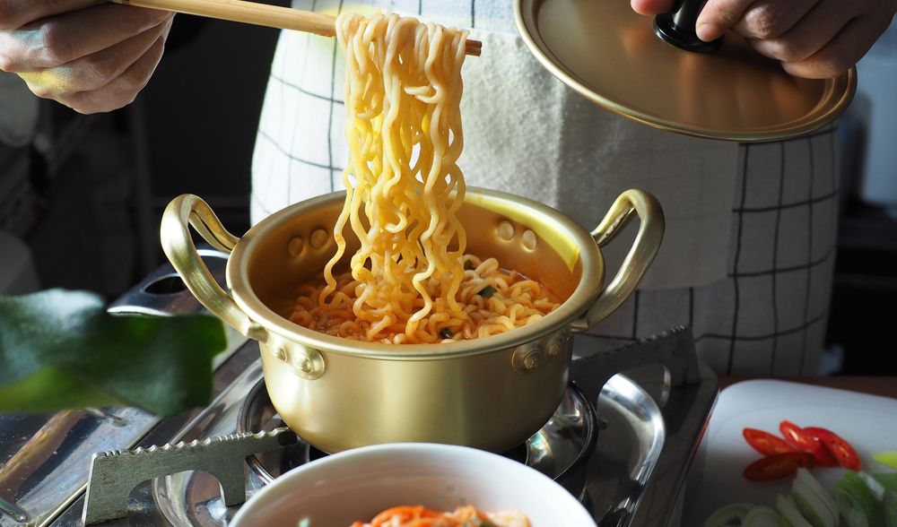 2. Borong Berbagai Jenis Ramyeon
