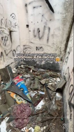Pemilik akun merenovasi rumah kosong yang sangat kotor karena kosong selama bertahun-tahun.