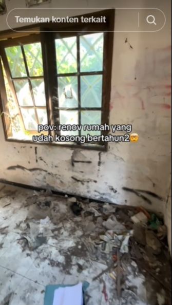 Rumah itu terlihat sangat parah karena kotor dan berkesan horor.