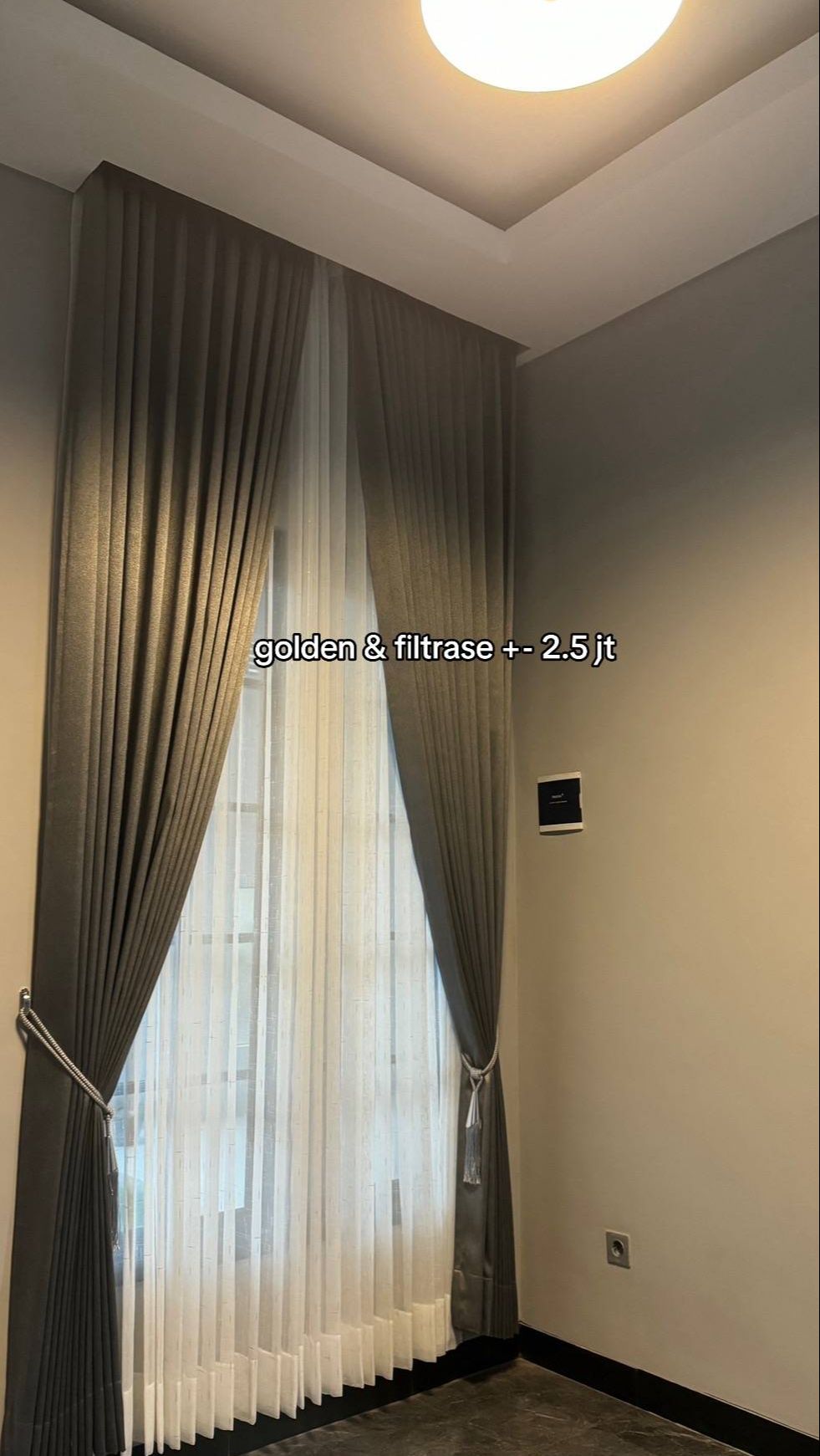 Rumah itu terlihat elit dengan gorden yang mewah.