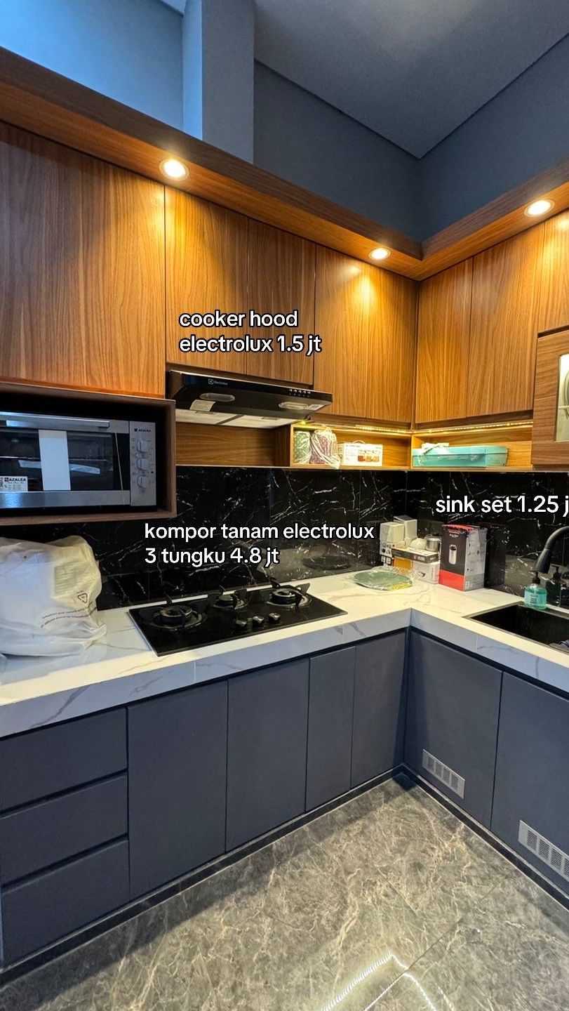Dapurnya pun sangat mewah dengan nuansa klasik modern.