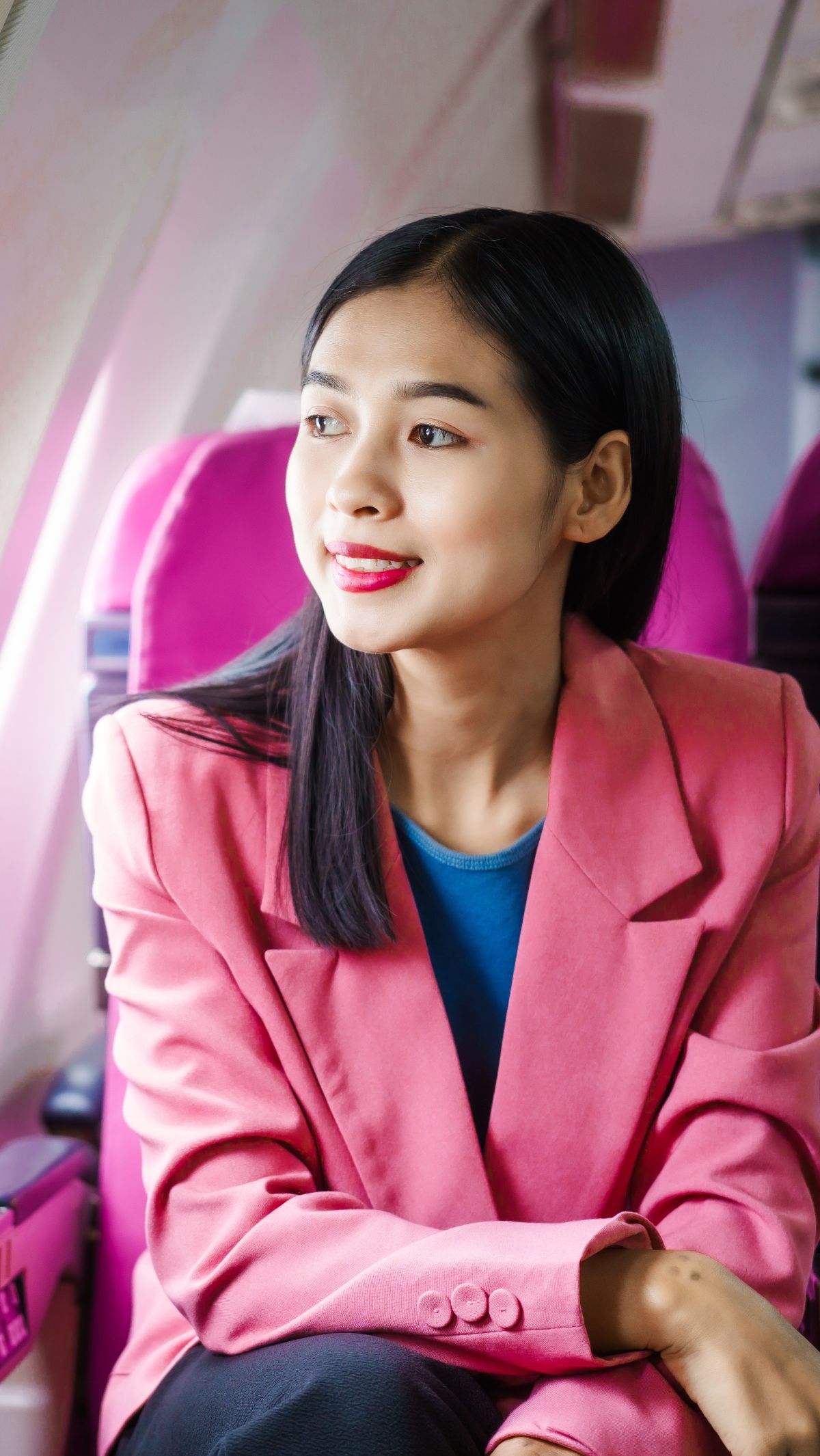 Deretan Alasan Tak Perlu Pakai Full Makeup Saat Traveling Naik Pesawat