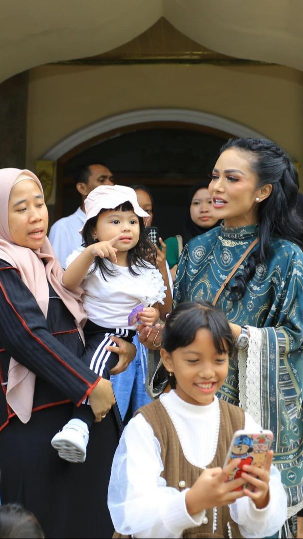 Potret Kris Dayanti Ajak Ameena dan Azura Pulang Kampung