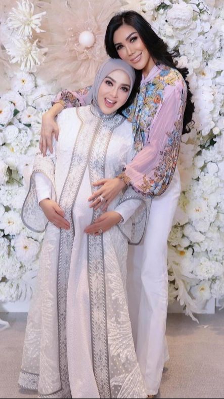 Syahrini dan Junita Liesar sudah bersahabat cukup lama.