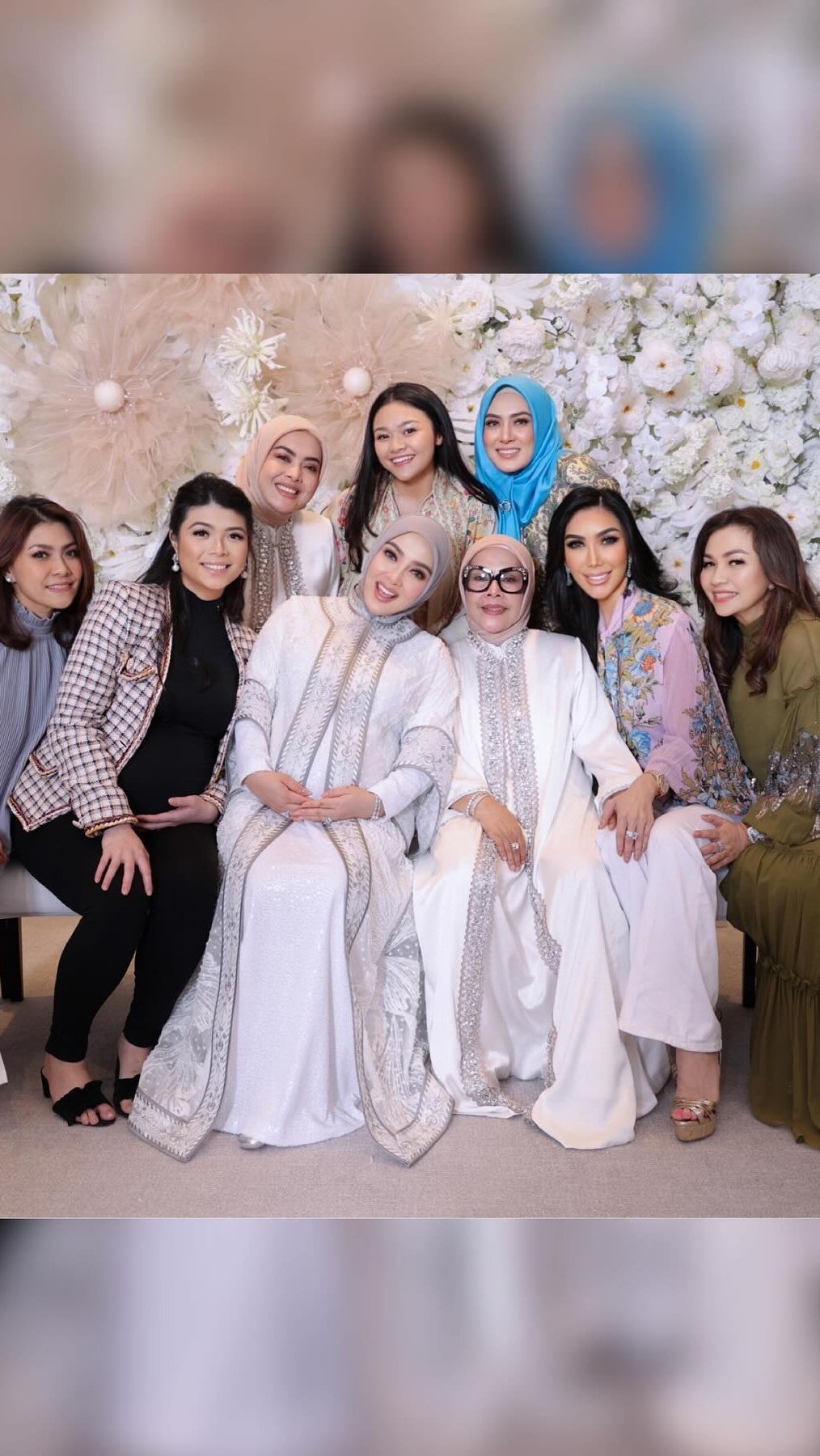 Hal itu membuat netizen berspekulasi jika Syahrini dan Junita sudah tak lagi dekat.
