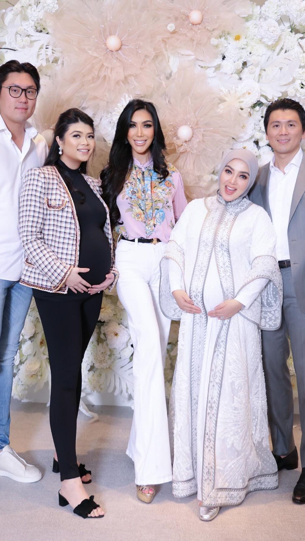 Sederet momen kebersamaan Syahrini dan Junita seakan membantah segala tudingan miring tentang retaknya persahabatan mereka.