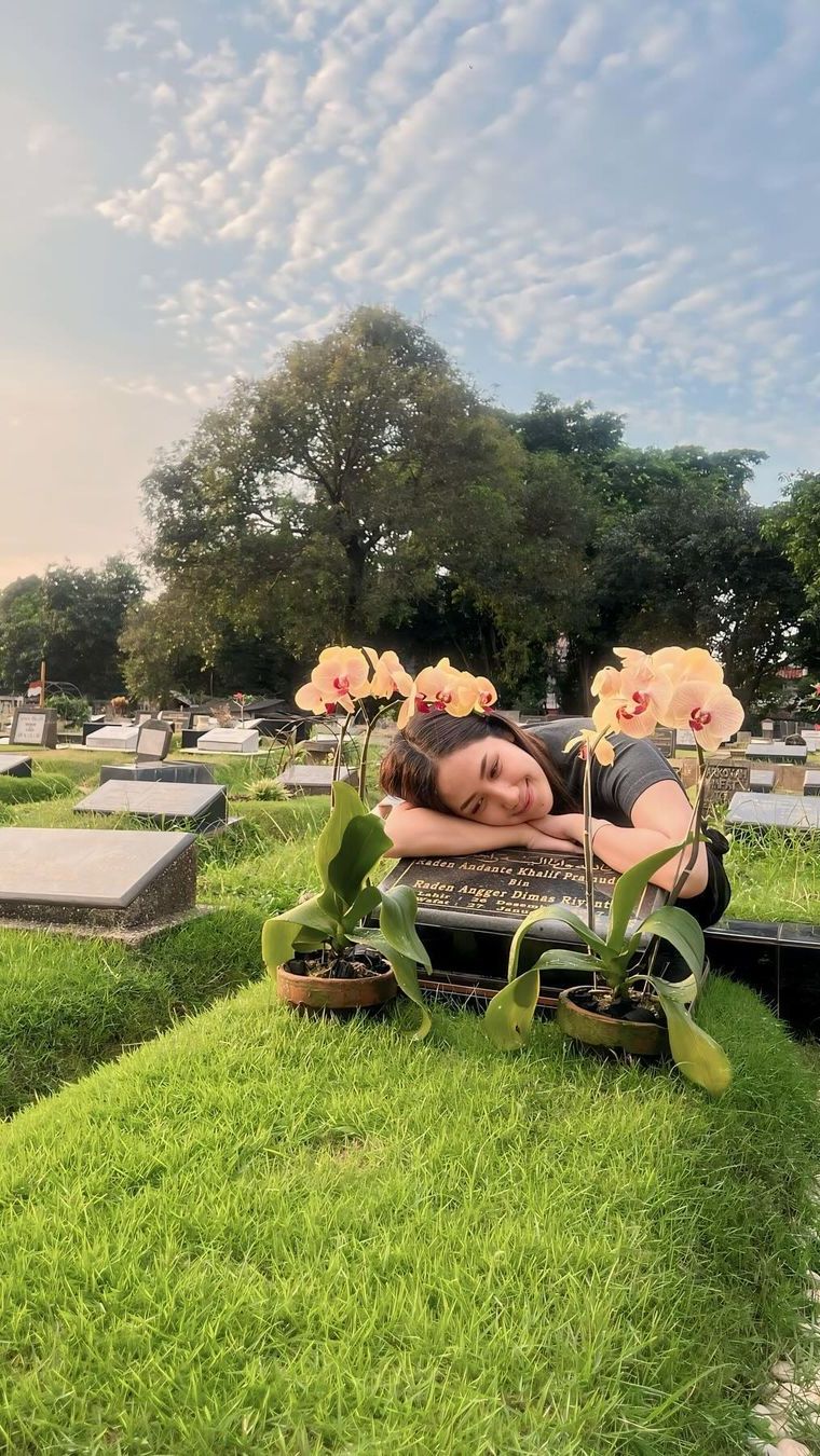 Dalam unggahanya, Tamara masih sering mengunjungi makam sang putra.