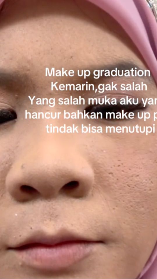 TikToker Unggah Riasan yang Hancur Saat Wisuda Bikin Warganet Paranoid: Takut Kayak Gini Juga