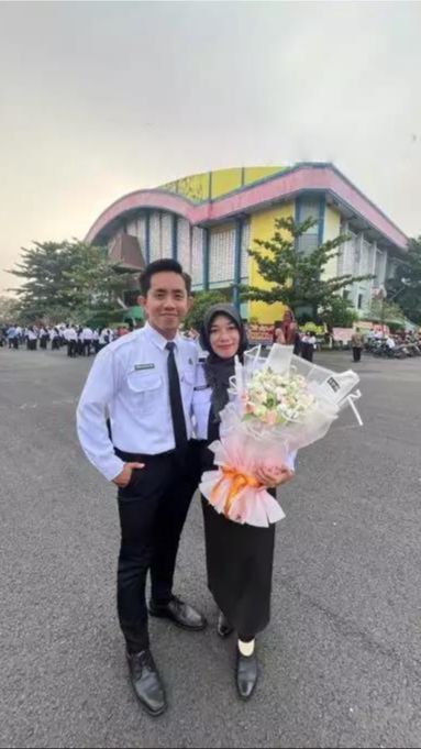 Mengabdi Jadi Guru Honorer Selama 20 Tahun, Ibu Ini Dilantik Jadi ASN Bersamaan dengan Anaknya, Kisah Perjuangan yang Inspiratif