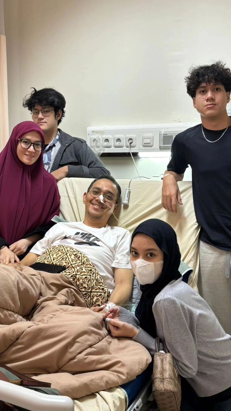 Bahkan dalam unggahannya tersebut, Fadlan sampai menggunakan selang oksigen di hidungnya.