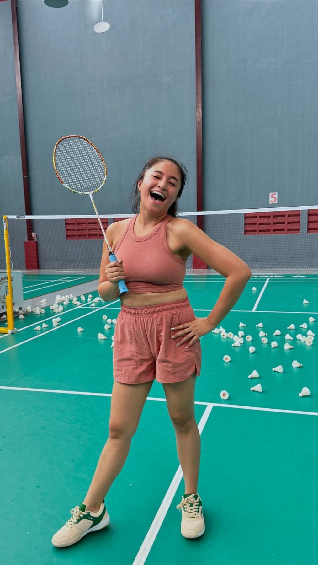 Salah satunya bermain badminton di waktu senggangnya.