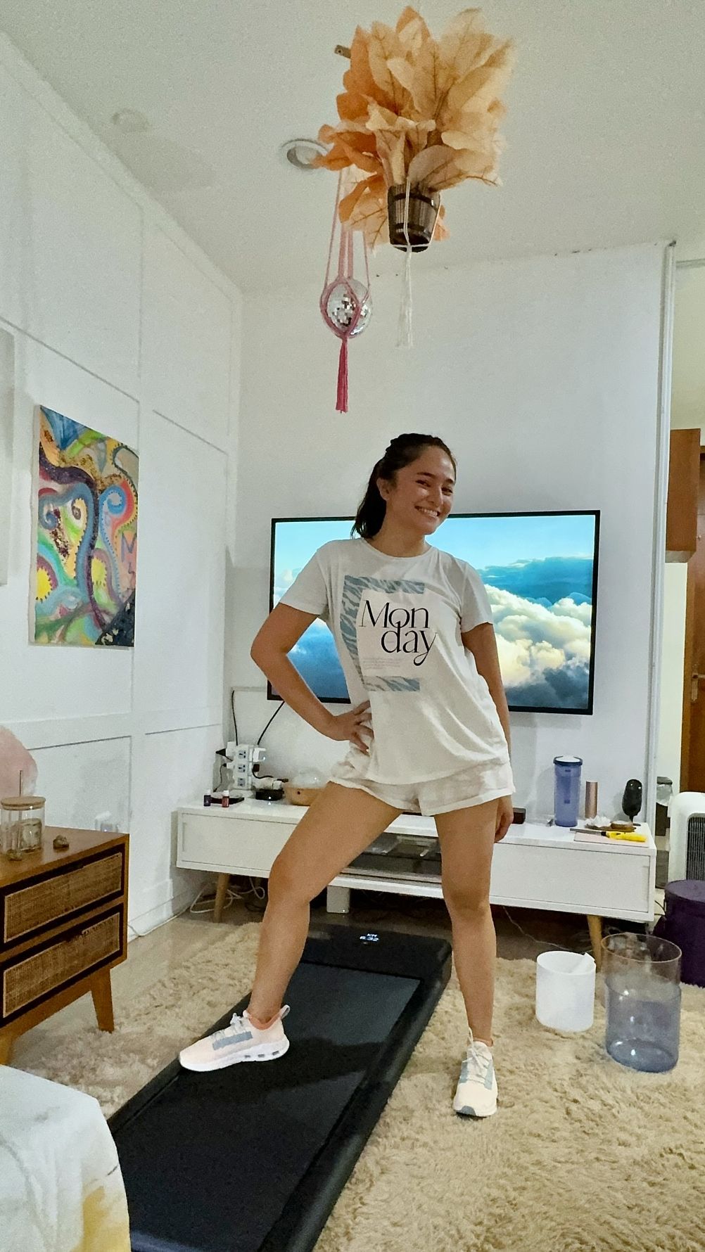 Ia juga selalu berolahraga di rumah sehingga progres dietnya semakin terlihat.