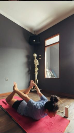 Yoga juga jadi pilihan Marshanda untuk mengeluarkan keringatnya.