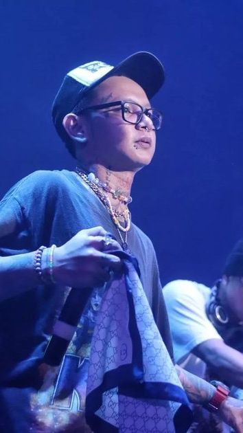 Kini ia justru membongkar dugaan perselingkuhan sang istri dengan Anji.