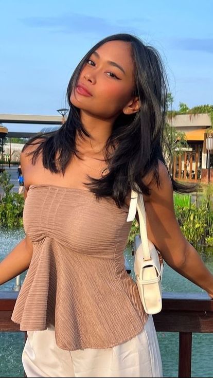 Sarah tumiwa gemar tanning atau menggelapkan warna kulit, padahal idaman bule.