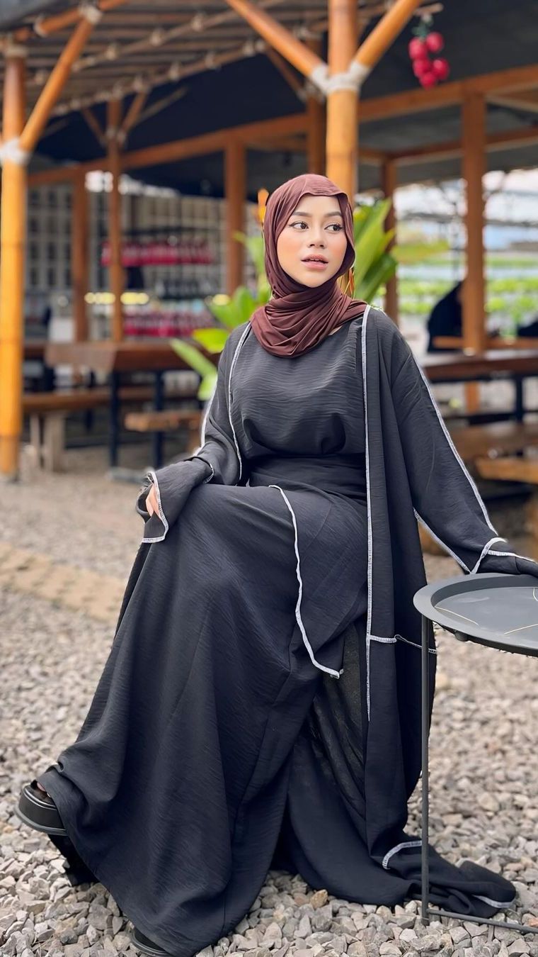 Cimoy juga sering diejek aura magrib. Tapi kini Ia buktikan penampilannya makin cantik, lho!