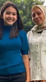 Sang ibu selalu menemani sandrinna kala menjalani syuting.