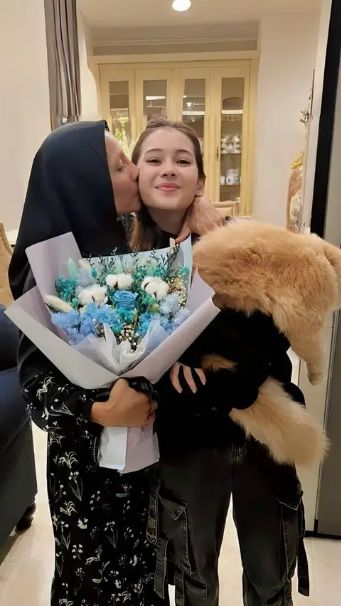 Namun hubungan mereka kembali membaik bertepatan dengan hari ibu.