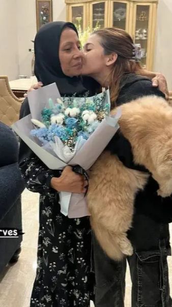 Sandrinna tampak mencium dan memeluk mesra sang ibu seakan tak pernah terjadi konflik di antara mereka.