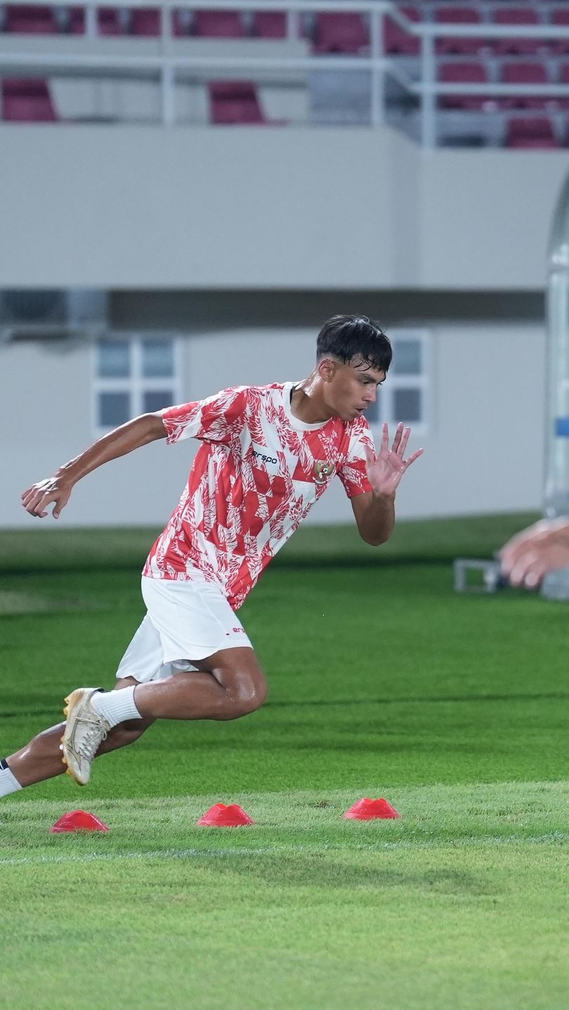 Tidak hanya sendiri, Diego menempuh pendidikan bola di Prancis bersama sang kakak Lionel Sinathrya.