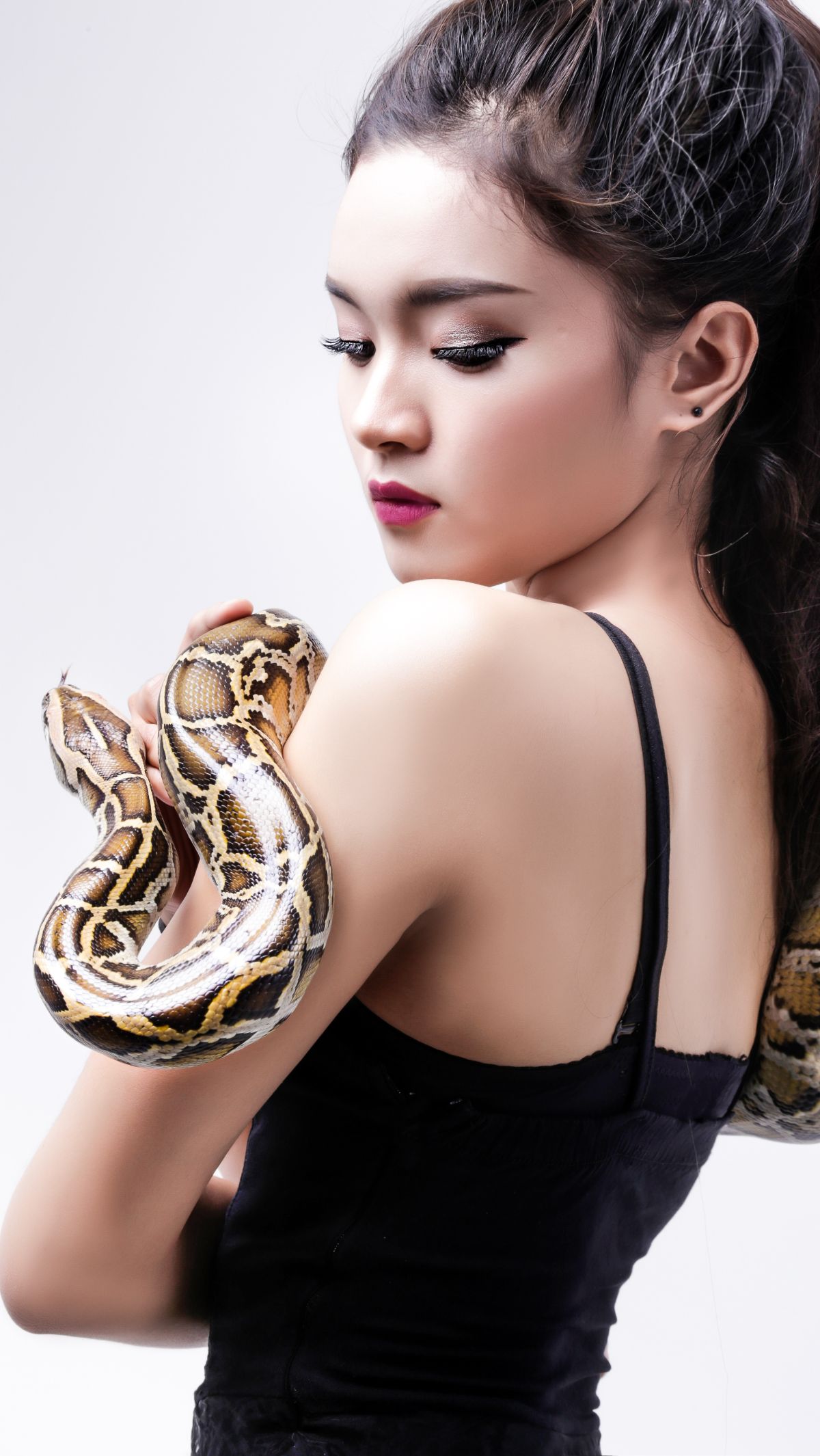 Curhat Istri Sah Mimpi Ular Sampai Dua Kali, Ternyata Pertanda Suami Selingkuh dengan Teman Kantor
