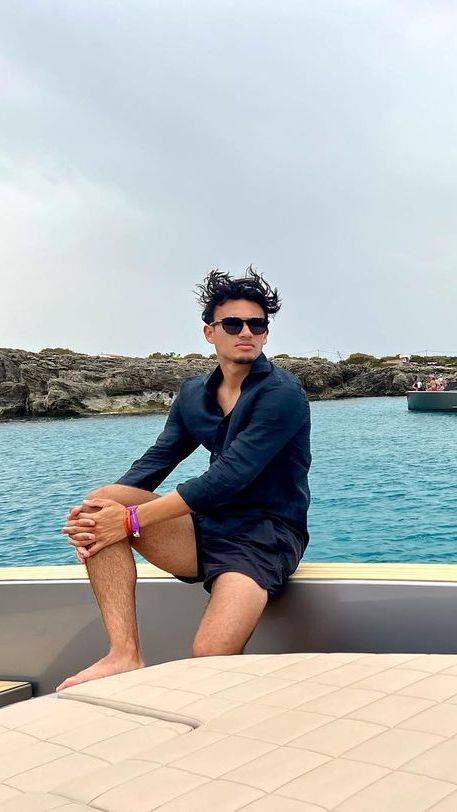 Beginilah penampilan Nathan saat tampil kasual.