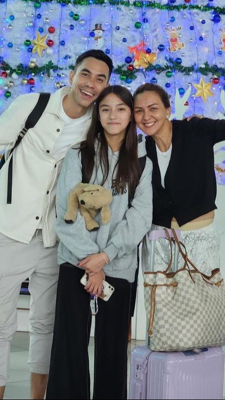 Sabrina adalah anak ketiga alias putri bungsu dari pasangan Darius Sinathrya dan Donna Agnesia.