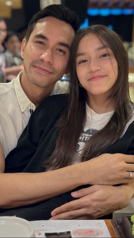 Meskipun usianya sudah bertambah, tetapi Darius dan Donna masih menganggap Sabrina sebagai putri kecilnya.