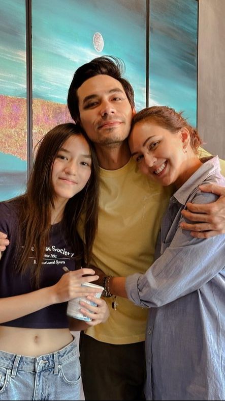 Sebagai anak perempuan satu-satunya di keluarga, Sabrina pun begitu disayang oleh orangtua dan kedua kakaknya.