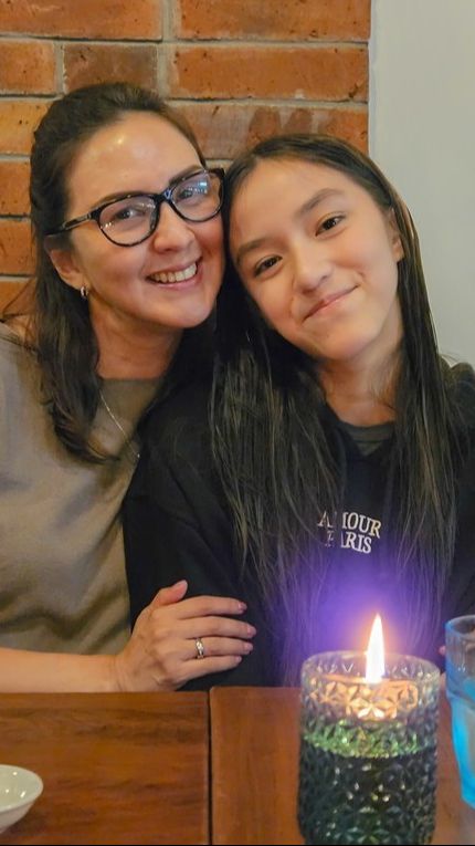 Di sisi lain, paras cantik Sabrina juga disebut-sebut menyaingi sang ibu.