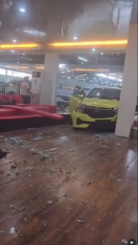 Penampakan Honda Brio Nyelonong di Showroom di Palembang, OB Tak Sengaja Injak Pedal Gas