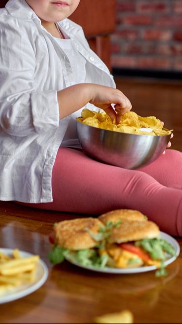 Si Kecil Suka Makanan Gurih? Ada 3 Tanda yang Muncul Saat Tubuhnya Terlalu Banyak Garam