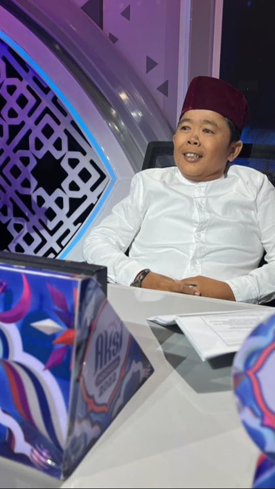 Komedian itu juga menjelaskan jika alasan ia suka memakai kacamata karena ia tak kuat dengan silaunya matahari.