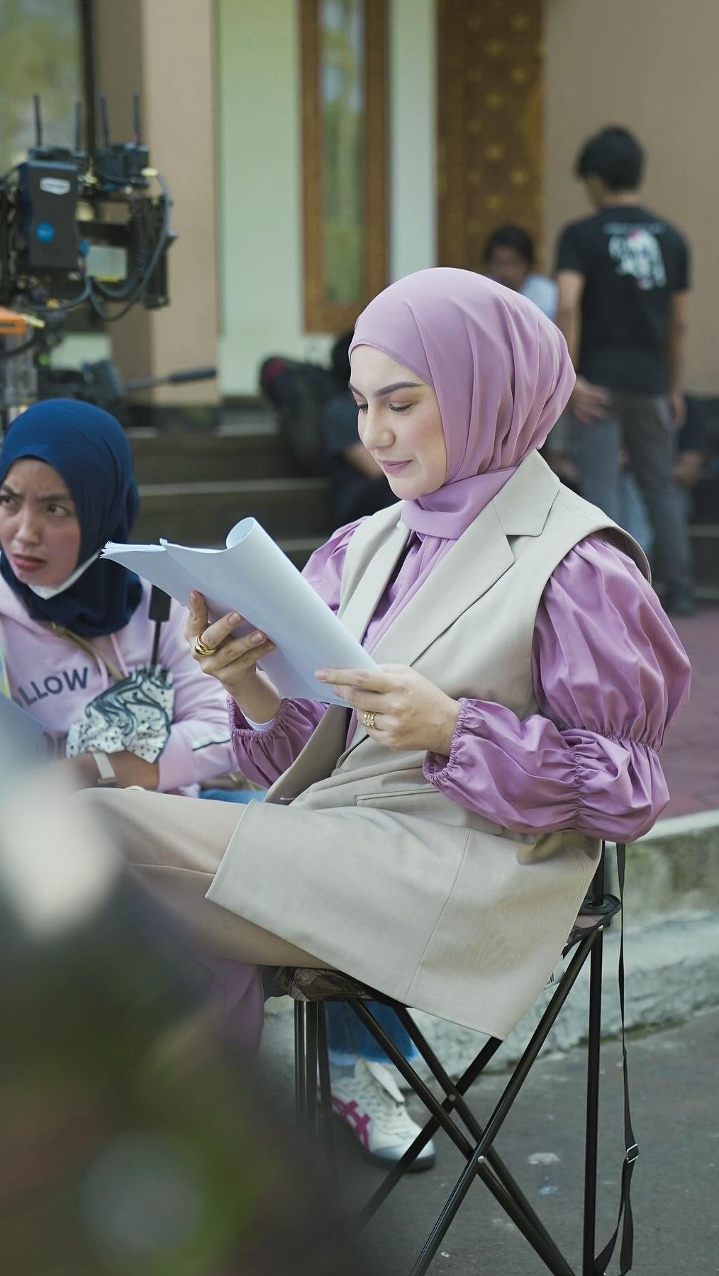 Ia bahkan tampak bahagia bisa kembali syuting bersama rekan artis lainnya.