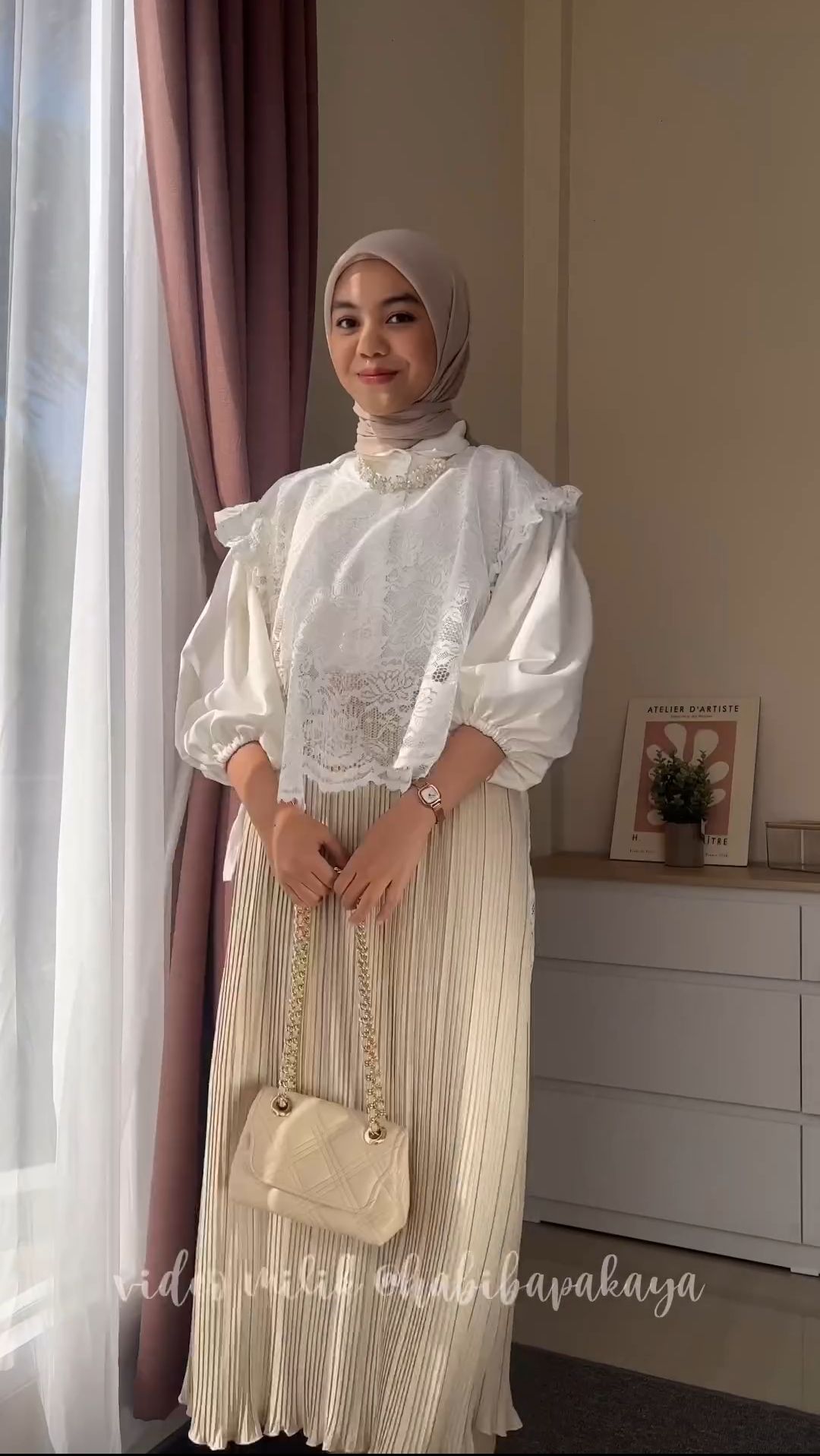 Maksimalkan Tampilan dengan Layering Vest Lace, Look Jadi Lebih Manis