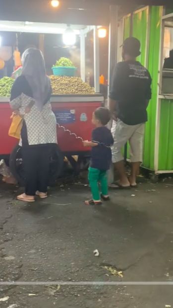 Cara Unik Ibu Jaga Anak Agar Tak Hilang, Netizen Ramai Minta Spill