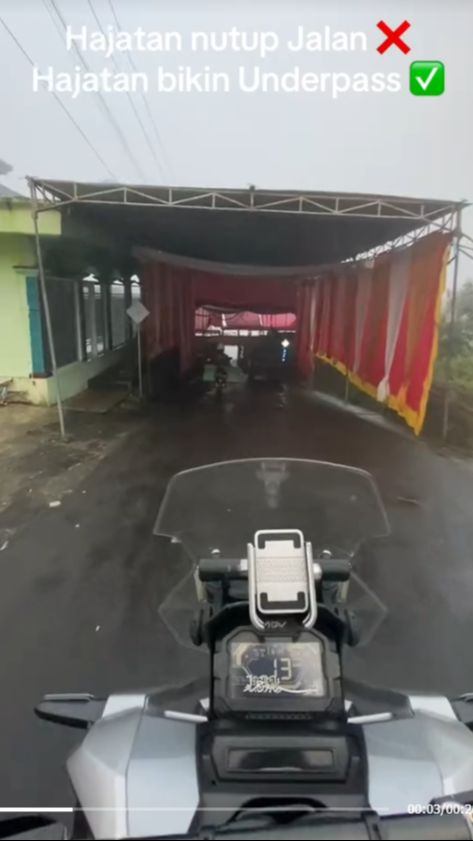 Win Win Solution! Konsep Panggung dan Tenda Hajatan Underpass Ini Gak Bikin Pengguna Jalan Sewot