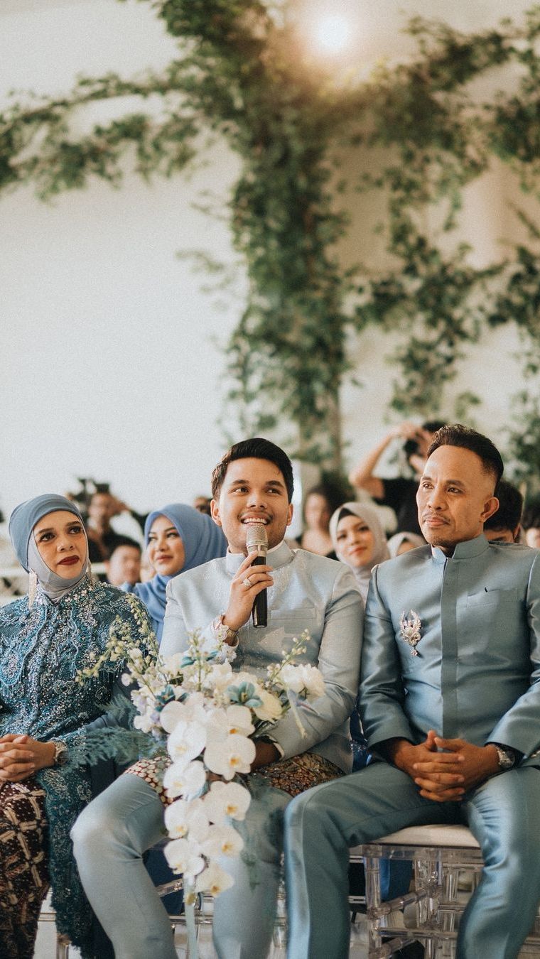 Kedua calon pengantin bersama keluarga inti tampil dengan dresscode biru muda.