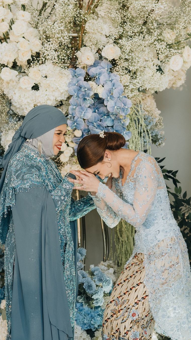 Aaliyahsungkem kepada calon mertua yakni Geni Faruk.