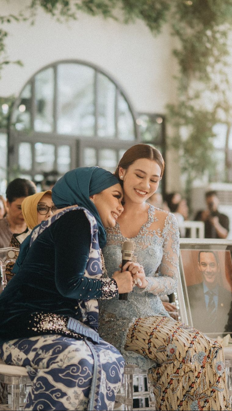 Sejumlah netizen menyorot foto Adjie Massaid yang diletakkan di sisi kiri kursi Aaliyah Massaid